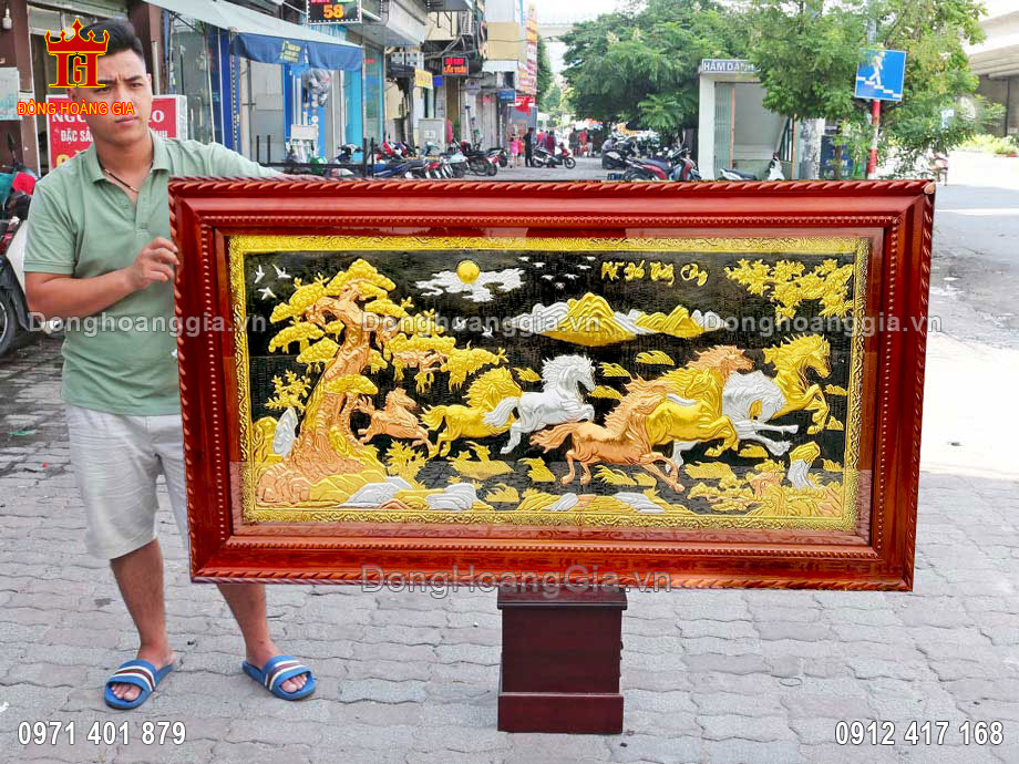 Bức tranh được nghệ nhân chế tác hoàn toàn theo phương pháp gò 3D thủ công